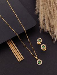 Meera Chain Pendant With Earrings Meera Chain Pendant With Earrings